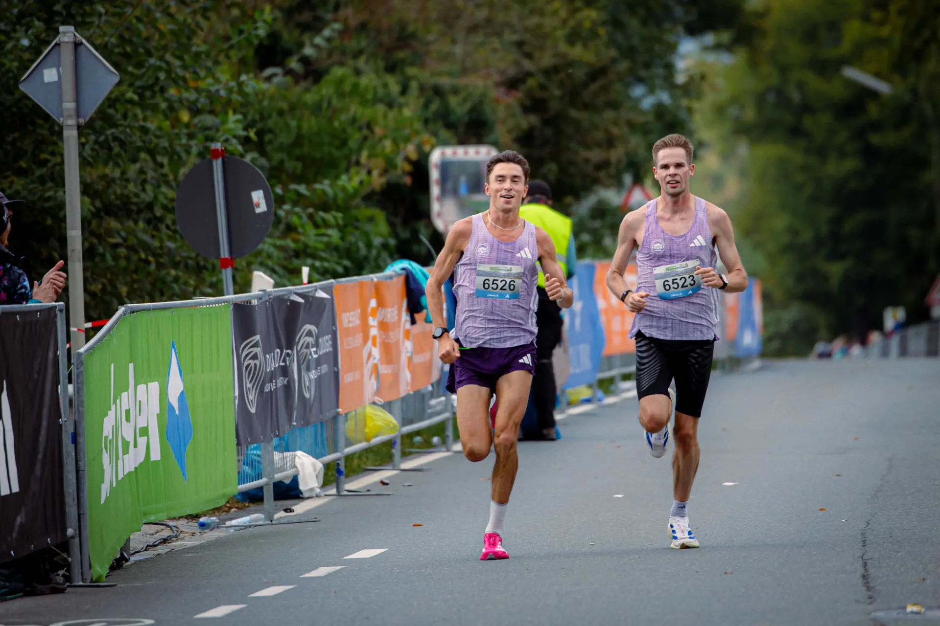 Ambitionierte Spitzenläufer führen das Feld beim 10km-Lauf an.